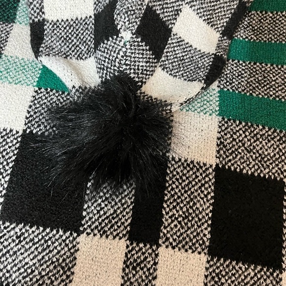 Christina Siriano Sweater & Hat - Picture 2 of 6